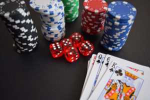 Casino, jetons, jeux de dés et cartes à jouer